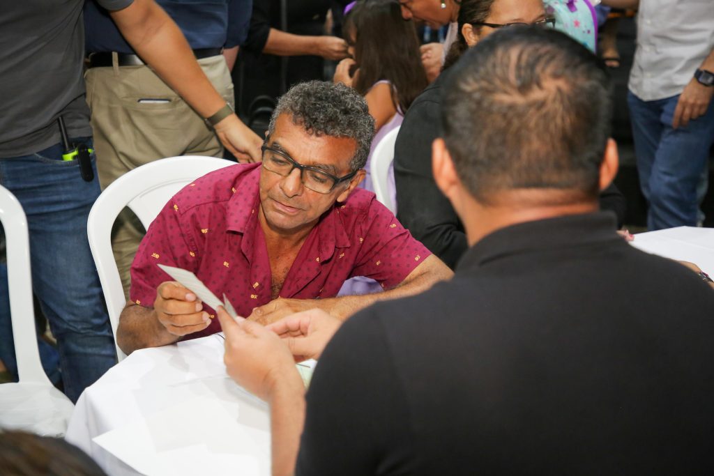 Regularização fundiária executada pelo Governo do Amazonas transforma comunidades e impacta na economia local 2 SECT BENEFICIADO TITULO DEFINITIVO DIVULGACAO 1024x683 1