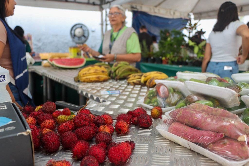 Em parceria com a ADS, Sedecti realiza primeira edição da feira de produtos regionais 7 SEDECTI FeirinhadaADS BrunoLeao 3 1024x683 1