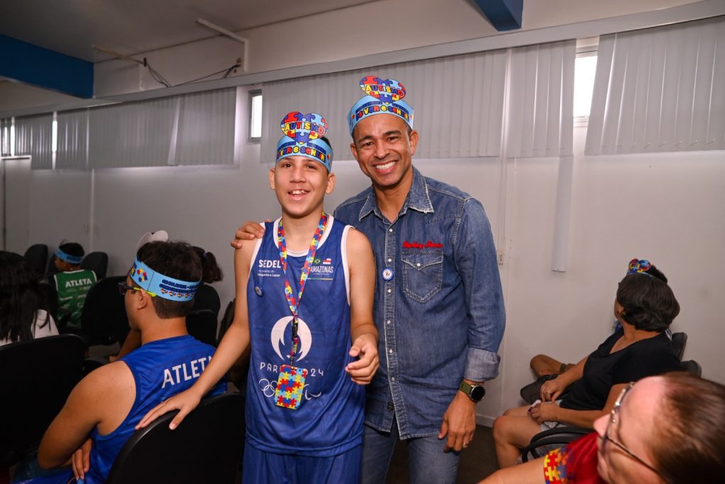 Sedel encerra semana de conscientização sobre o TEA com atividades inclusivas na Vila Olímpica de Manaus 5 SEDEL Secretario da Sedel Jorge Oliveira e Atleta do Pelci com TEA FOTO Fabio Tavares Sedel 1024x684 1