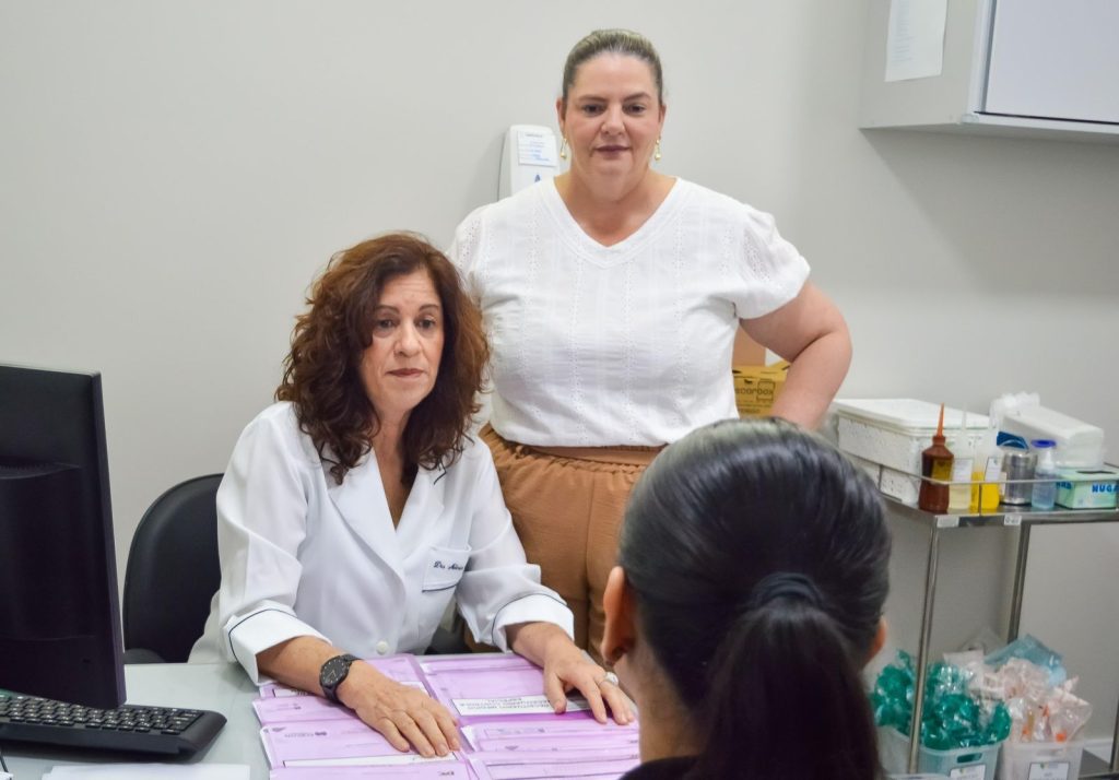 Em 30 dias, Cepcolu realiza mais de 540 atendimentos e 74 conizações 5 SES AM 2 Cepcolo gerente do servico de Ginecologia da FCecon Monica Bandeira Secretaria SES AM Nayara Maksud Foto Evandro Seixas SES AM 1024x714 1