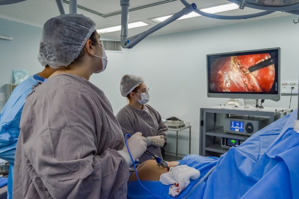 Realização de cirurgias segue rotina normal e com força total na rede estadual de saúde, no ponto facultativo e feriados 3 SES AM Cirurgias no Feriado Fotos Evandro Seixas SES AM 3 1024x681 1