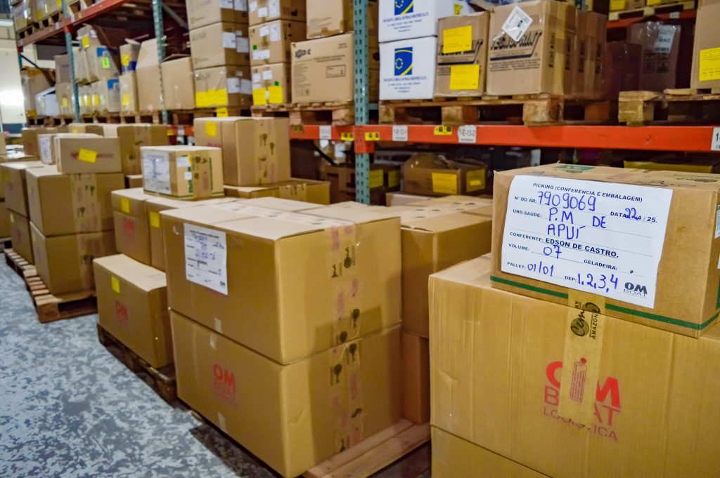Operação Cheia 2025: SES-AM prepara envio de medicamentos e insumos aos municípios do interior 5 SES ENVIO DE KITS DE SAUDE3 FOTO EVANDRO SEIXAS 1024x681 1