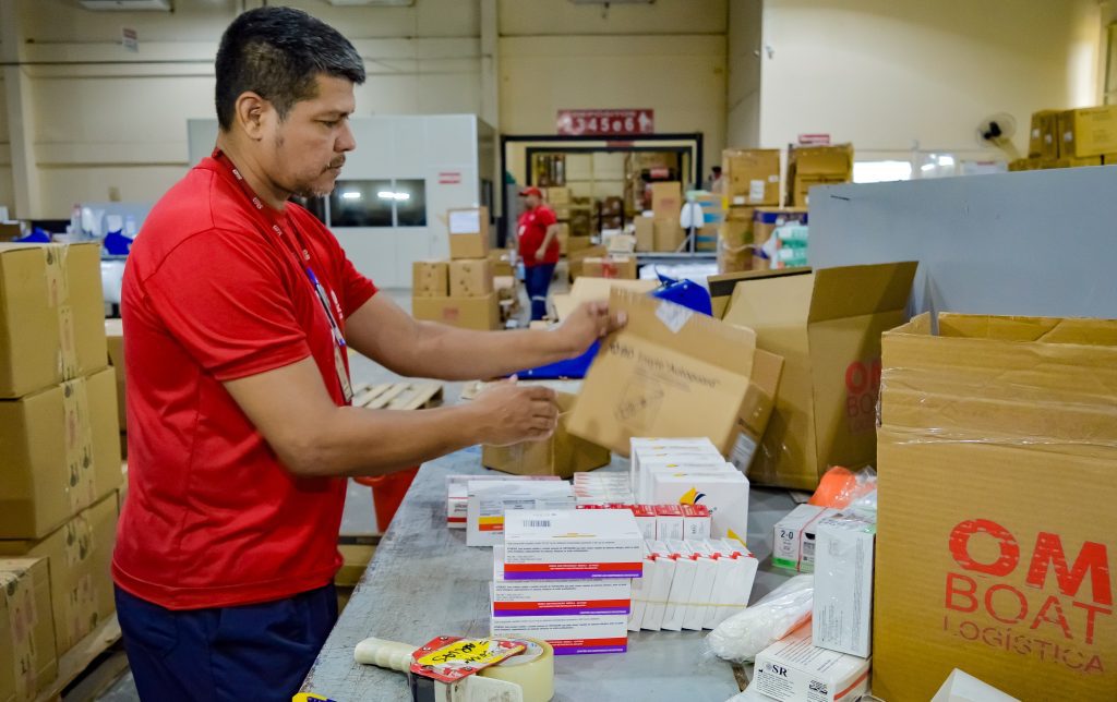 Operação Cheia 2025: SES-AM prepara envio de medicamentos e insumos aos municípios do interior 2 SES ENVIO DE KITS DE SAUDE4 FOTO EVANDRO SEIXAS 1024x644 1