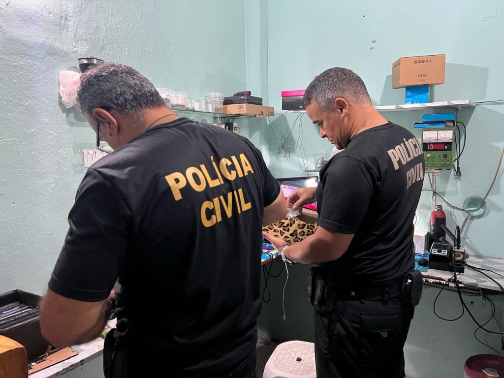 RecuperaFone: PC-AM prende donos de assistência técnica por posse de celular com restrição de roubo ou furto 9 SSP AMOPERACAO CELULARES CENTRO FOTO VICTOR LEVY SSP AM 05 1024x768 1