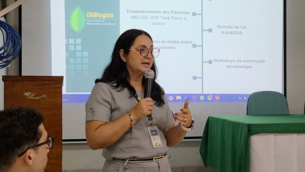 Coari apresenta contribuições para o futuro da bioeconomia no Amazonas 5 Sedecti 4 Dialogos da Bioeconomia Coari Chefa do Departamento de Bioeconomia e Acoes Estrategicas da Sedecti Milena Barker Foto Divulgacao Sedecti 1024x577 1
