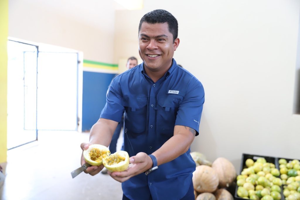 Governo do Amazonas entrega 3,4 toneladas de alimentos para entidades socioassistenciais de Itapiranga 5 Sepror 3 PAA Famiilia beneficiadas de Itapiranga Secretario da Sepror Daniel Borges Fotos Divulgacao Sepror 1024x682 1