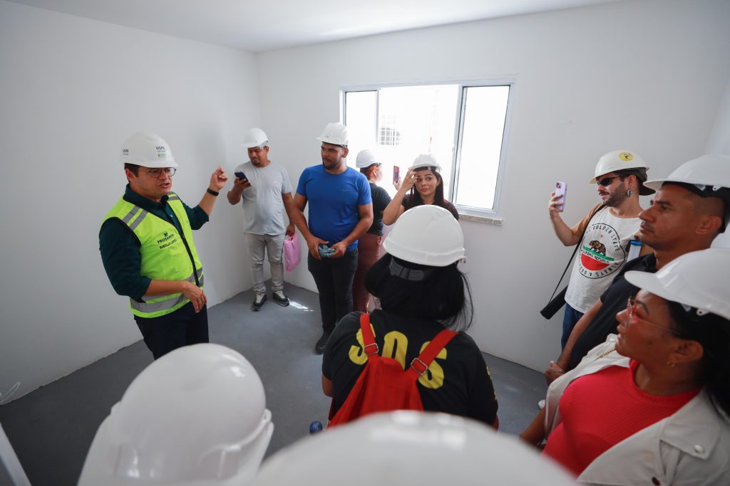 Famílias beneficiárias do Prosamin+ fazem visita guiada aos apartamentos do Residencial Maués 3 UGPE FAMILIAS VISITAM HABITACIONAL DO PROSAMIN FOTO TIAGO CORREA UGPE 31 1024x683 1