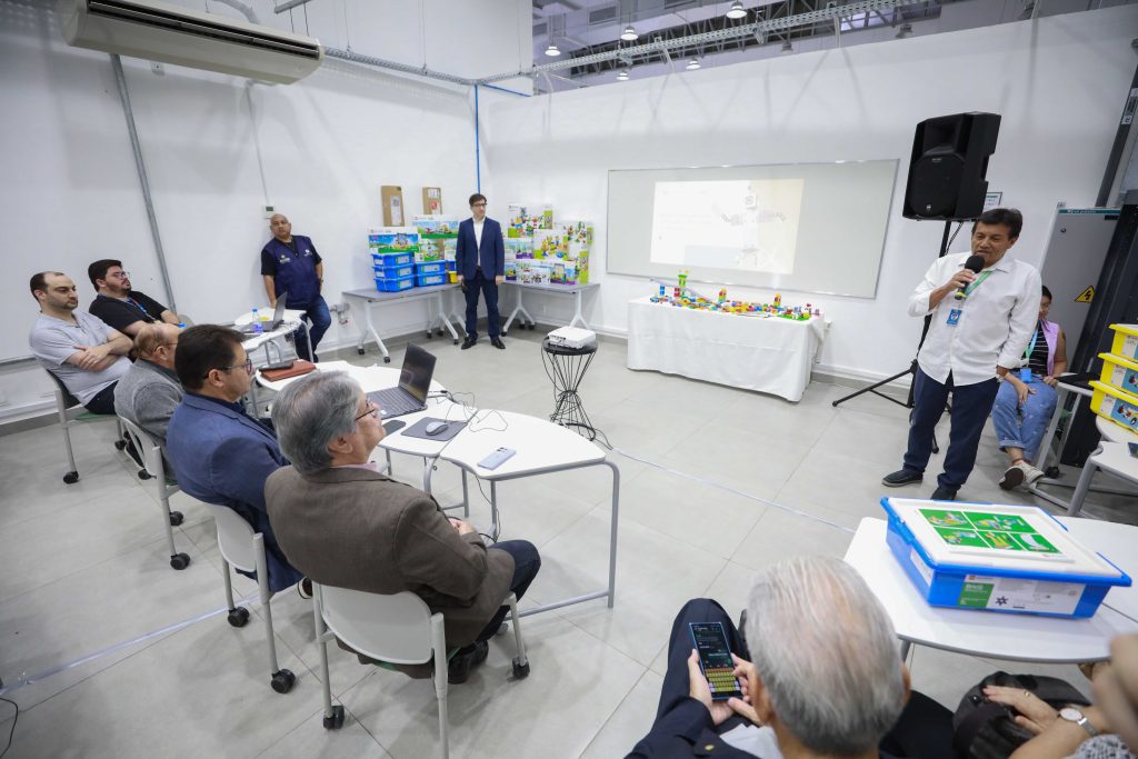 Governo do Amazonas vai implantar programa de robótica nas escolas de comunidades ribeirinhas e indígenas 4 UGPE LANC807 AMENTO PROGRAMA DE ROBOTICA FOTO TIAGO CORREA UGPE 14 1024x683 1