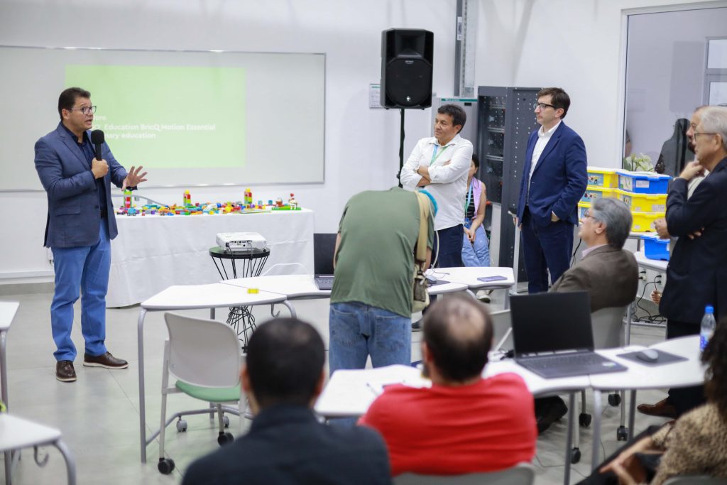 Governo do Amazonas vai implantar programa de robótica nas escolas de comunidades ribeirinhas e indígenas 2 UGPE LANC807 AMENTO PROGRAMA DE ROBOTICA FOTO TIAGO CORREA UGPE 31 1024x683 1