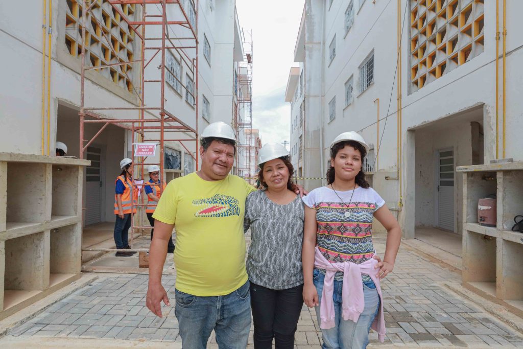 Famílias atendidas pelo Prosamin+, do Governo do Amazonas, visitam as futuras moradias no Residencial Maués 5 UGPE VISITA HABITACIONAL E D ROBSON RIBEIRO DIVA ANTUNES ROSA769 LIA RIBIERO FOTO TIAGO CORREA 01 31 1024x683 1