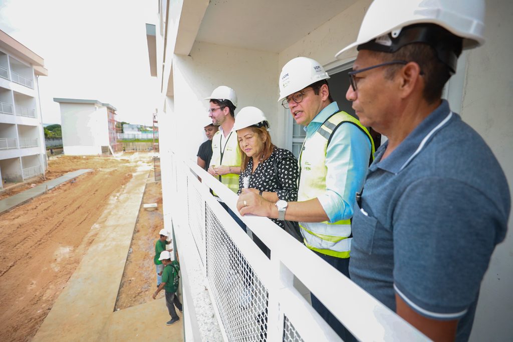 Famílias atendidas pelo Prosamin+, do Governo do Amazonas, visitam as futuras moradias no Residencial Maués 7 UGPE VISITA HABITACIONALE D PRES DA SUHAB JIVAGO CASTRO ANA TELMA ARAU769 JO SECRETARIO DA SEDURB MARCELLUS CAMPE770 LO EDONILDO SERRA771 O FOTO TIAGO CORREA 01 31 1024x683 1