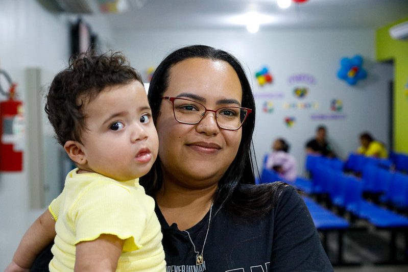 Um mês após reinauguração, Caic Alexandre Montoril fortalece atendimento em saúde de crianças e adolescentes da zona sul 3 Um mes apos reinauguracao Caic Alexandre Montoril fortalece atendimento em saude de criancas e adolescentes da zona sul 7 Itainara Oliveira e filha Foto Antonio Lima Secom