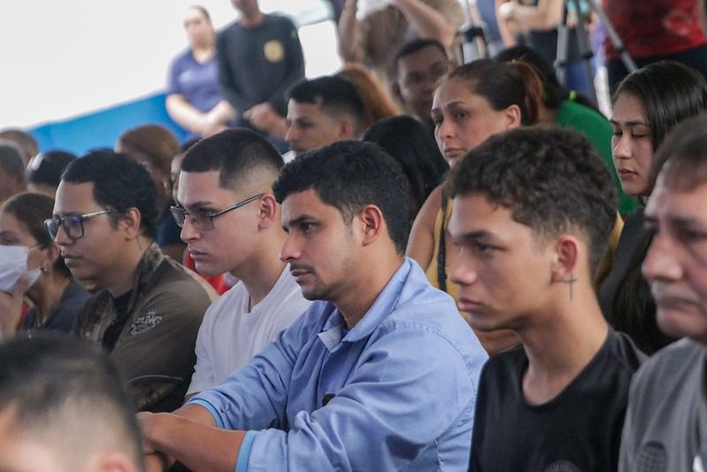 Governo do Amazonas entrega mil aparelhos de celulares com o programa RecuperaFone 2 WhatsApp Image 2025 04 01 at 14.52.45