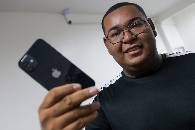 Governo do Amazonas entrega mil aparelhos de celulares com o programa RecuperaFone 9 WhatsApp Image 2025 04 01 at 14.52.47 1