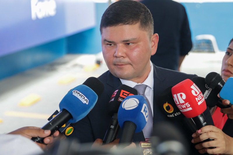 Governo do Amazonas entrega mil aparelhos de celulares com o programa RecuperaFone 7 diretor nirc Delegador Bruno