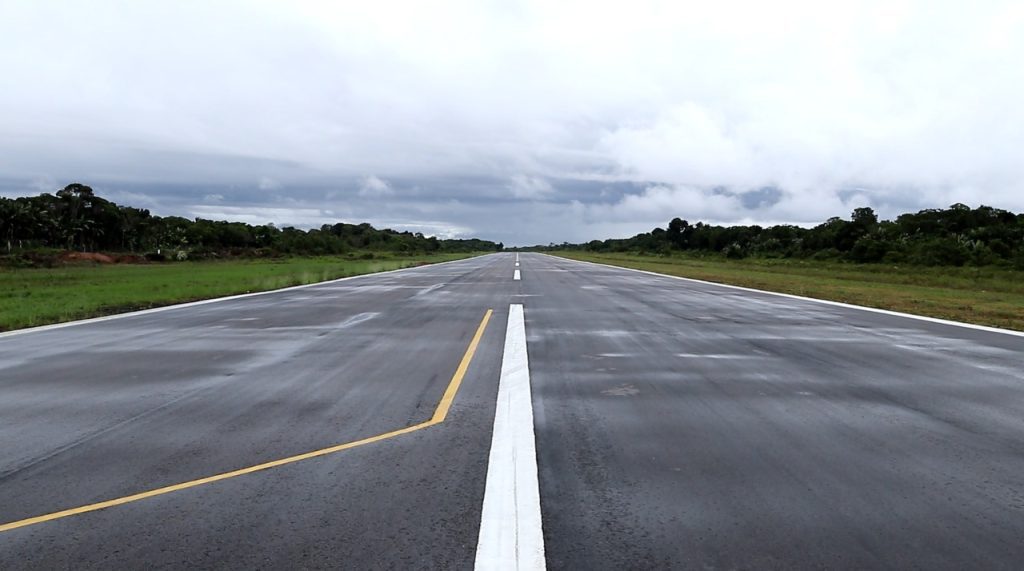 Governador Wilson Lima inaugura nova pista do aeroporto de Barcelos, ampliando capacidade operacional do terminal 3 6 1024x571 1