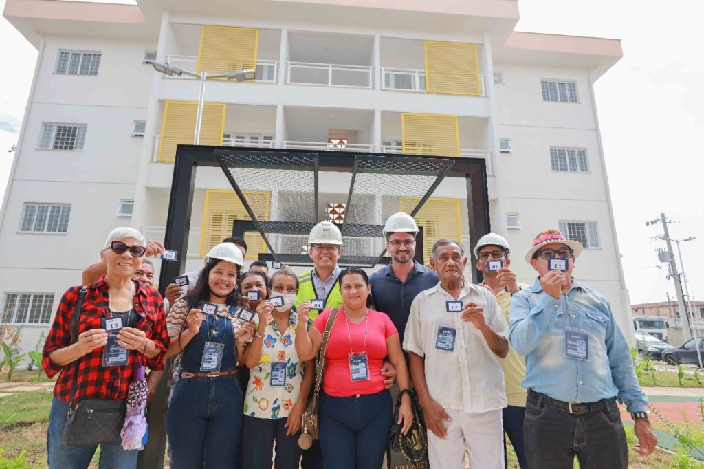 Famílias habilitadas a residir no Residencial Maués, do Prosamin+, participam da escolha dos apartamentos 2 890ffc7c d7a8 4d71 b75c 18f027c491ef 1024x682 1