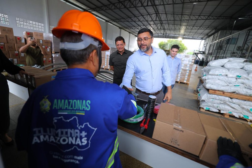 Ilumina+ Amazonas: Governador Wilson Lima vistoria envio de luminárias em LED para Borba e Uarini 3 92451c38 9ef1 4f69 ae98 ebfb56156e01 1024x683 1