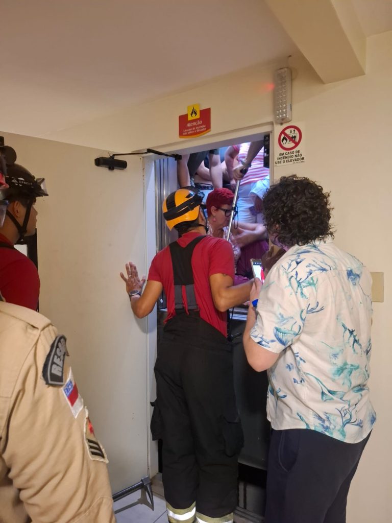 Corpo de Bombeiros resgata seis turistas presos em elevador de hotel no Centro de Manaus 3 CBMAM 1 Resgate foto Divulgacao CBMAM 2 768x1024 1