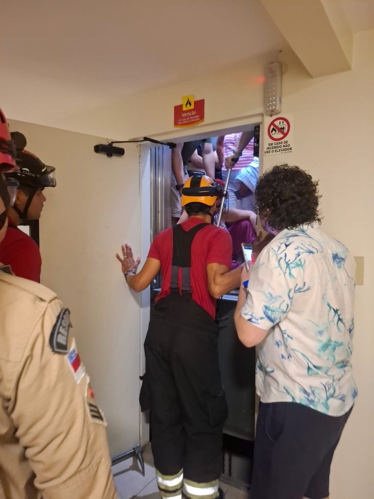 Corpo de Bombeiros resgata seis turistas presos em elevador de hotel no Centro de Manaus 5 CBMAM 2 Resgate foto Divulgacao CBMAM 3 768x1024 1