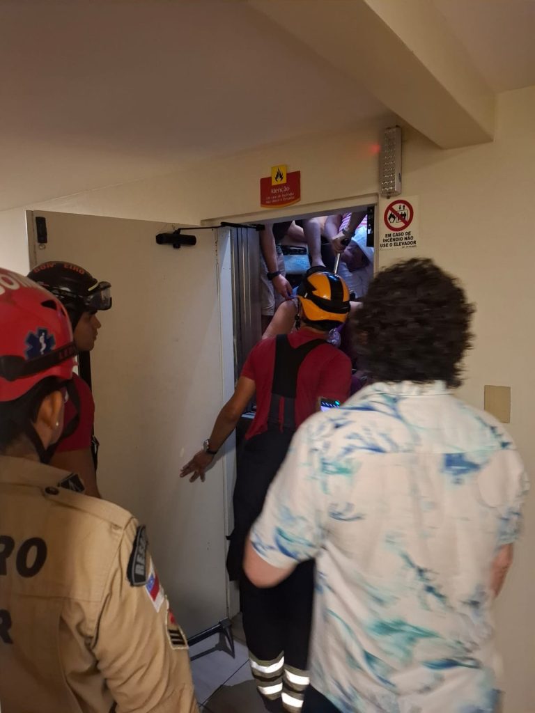 Corpo de Bombeiros resgata seis turistas presos em elevador de hotel no Centro de Manaus 2 CBMAM 3 Resgate foto Divulgacao CBMAM 4 768x1024 1