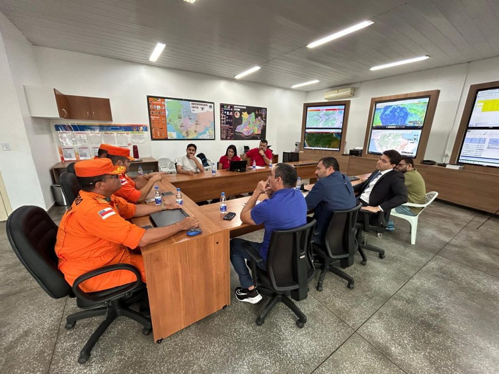 Festival de Parintins 2025: Corpo de Bombeiros alinha estratégias de segurança do espetáculo com representantes dos bumbás 3 CBMAM REUNIAO PARINTINS FOTO PAULO BAHIA 1 1024x768 1