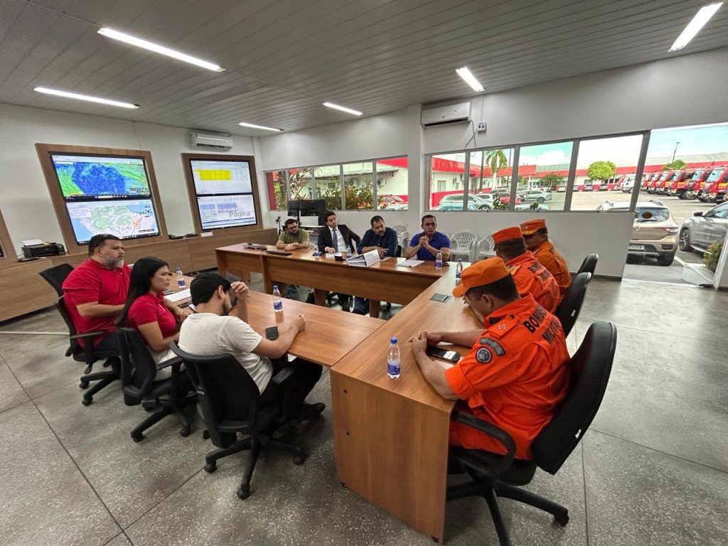 Festival de Parintins 2025: Corpo de Bombeiros alinha estratégias de segurança do espetáculo com representantes dos bumbás 5 CBMAM REUNIAO PARINTINS FOTO PAULO BAHIA 2 1024x768 1