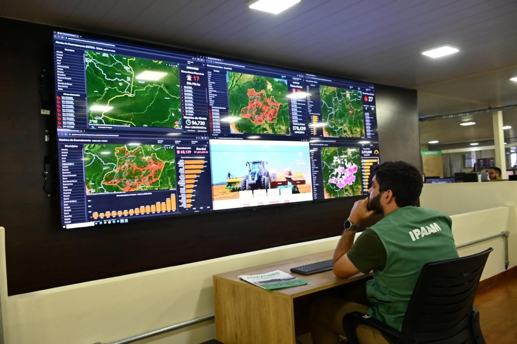 Ipaam embarga mais de 6 mil hectares por desmatamento ilegal com monitoramento remoto em abril 7 Centro de Monitoramento Foto 3 Arquivo 13 05 2025 1024x682 1