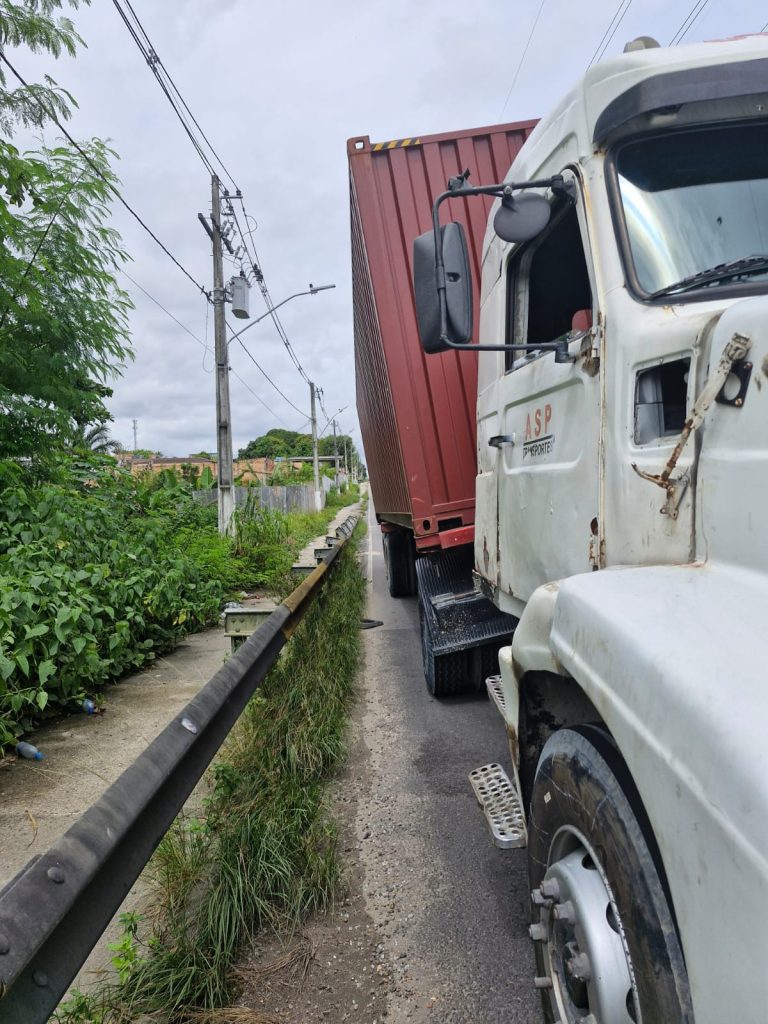 Caminhão trafegando com pneu furado é removido durante operação do Detran Amazonas 7 Detran AM Caminhao irregular Creditos Divulgacao Detran AM 2 768x1024 1