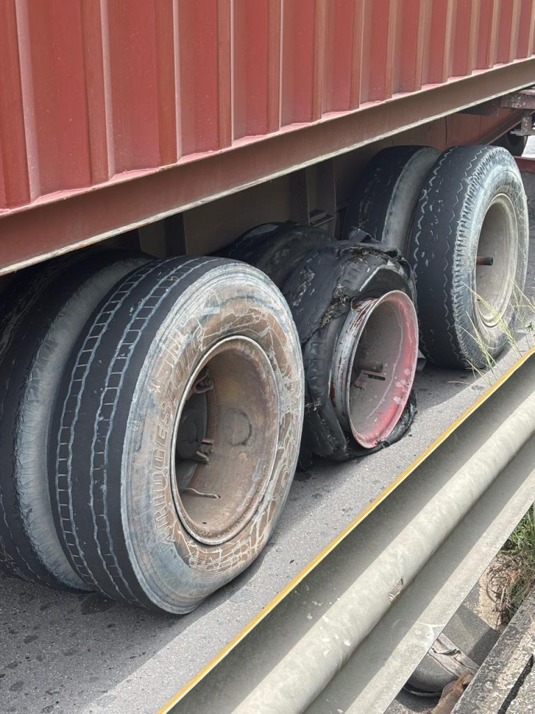 Caminhão trafegando com pneu furado é removido durante operação do Detran Amazonas 2 Detran AM Caminhao irregular Creditos Divulgacao Detran AM 3 768x1024 1