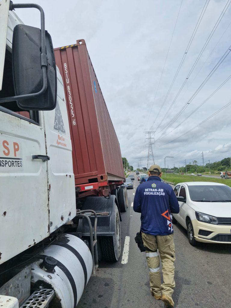 Caminhão trafegando com pneu furado é removido durante operação do Detran Amazonas 3 Detran AM Caminhao irregular Creditos Divulgacao Detran AM 768x1024 1