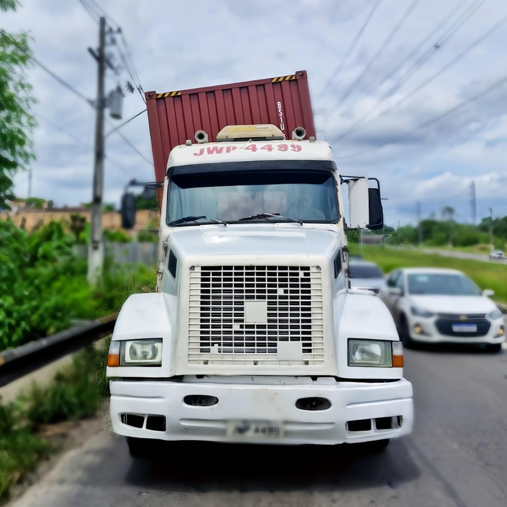 Caminhão trafegando com pneu furado é removido durante operação do Detran Amazonas 9 Detran AM Caminhao irregular Creditos Divulgacao Detran AM4 1024x1024 1