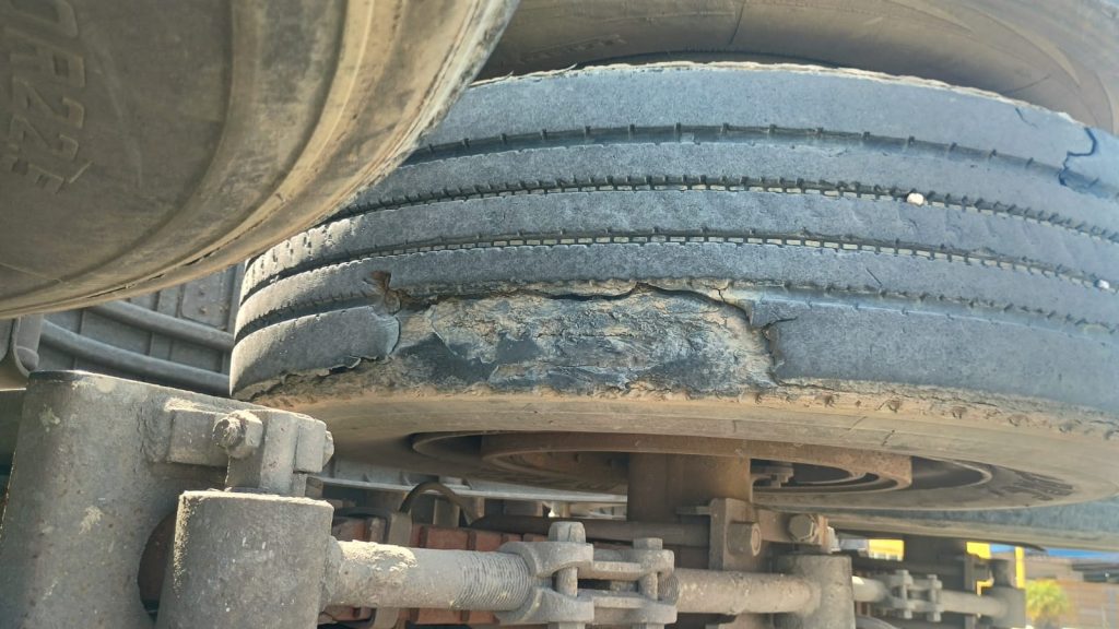 Detran-AM remove caminhão e aplica autuações após tombamento na zona leste de Manaus 5 Detran AM Tombamento de caminhao Creditos Divulgacao Detran AM 3 1024x576 1