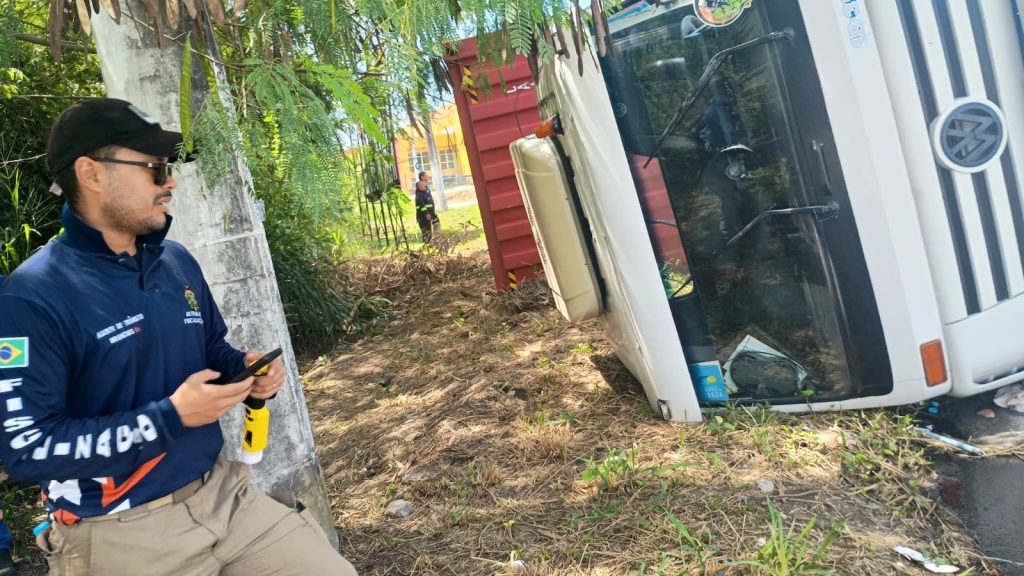 Detran-AM remove caminhão e aplica autuações após tombamento na zona leste de Manaus 3 Detran AM Tombamento de caminhao Creditos Divulgacao Detran AM 4 1024x576 1