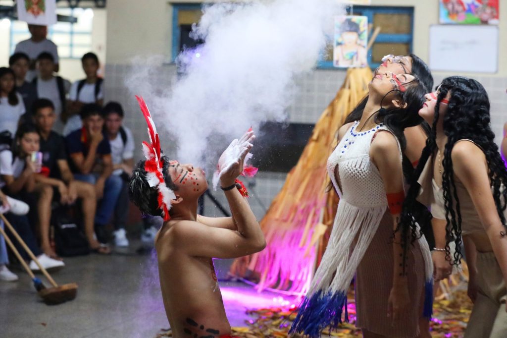Alunos da EE Rofram Bechior brilham durante apresentações culturais em valorização à cultura indígena 9 Educacao Foto Projeto da diversidade Foto Euzivaldo Queiroz 1 1024x682 1