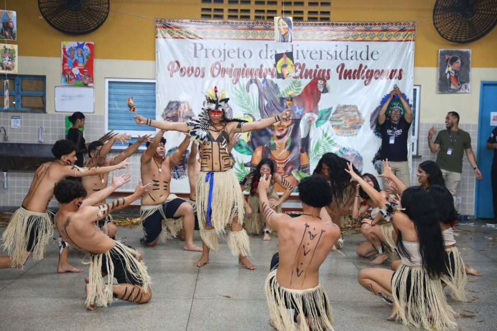 Alunos da EE Rofram Bechior brilham durante apresentações culturais em valorização à cultura indígena 2 Educacao Foto Projeto da diversidade Foto Euzivaldo Queiroz 1024x682 1