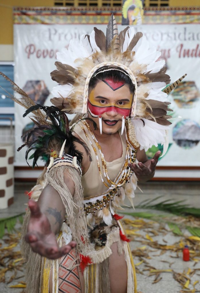 Alunos da EE Rofram Bechior brilham durante apresentações culturais em valorização à cultura indígena 7 Educacao Foto Projeto da diversidade Geovane Oliveira Foto Euzivaldo Queiroz 698x1024 1
