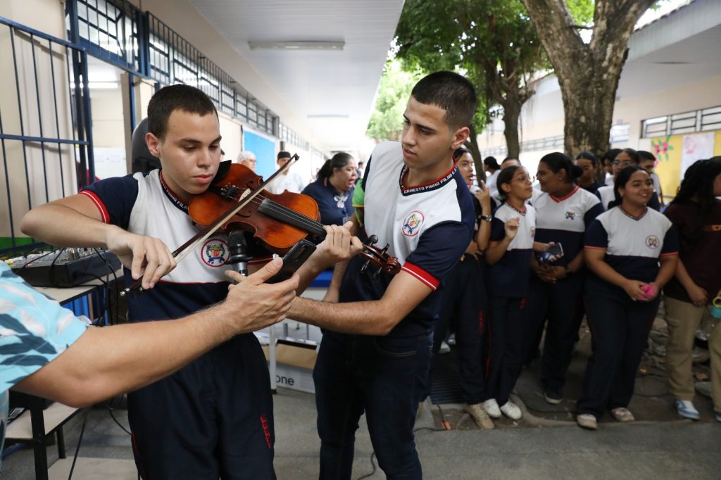 Escola Estadual de Manaus alia música e educação em intervalo cultural 3 Educacao Interlavo Cultural Foto Euzivaldo Queiroz 2 1024x682 1