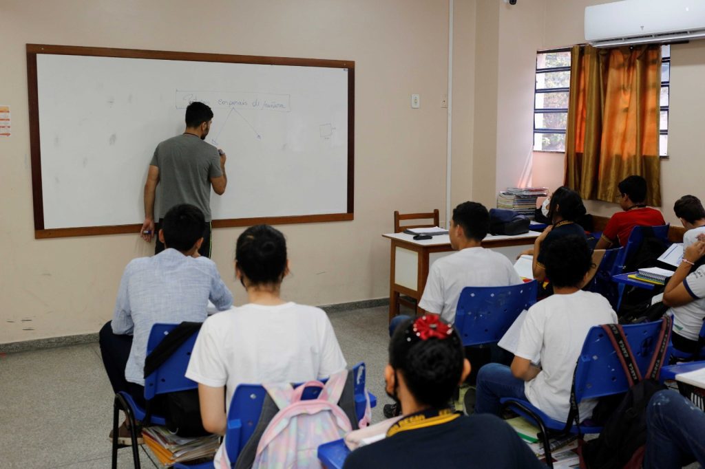 Secretaria de Educação convoca mais 255 candidatos do PSS para o interior e áreas indígenas do Amazonas 2 Educacao Professor em Sala de Aula Euzivaldo Queiroz 1 1024x682 1