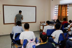 Educacao Professor em Sala de Aula Euzivaldo Queiroz 1 300x200 1