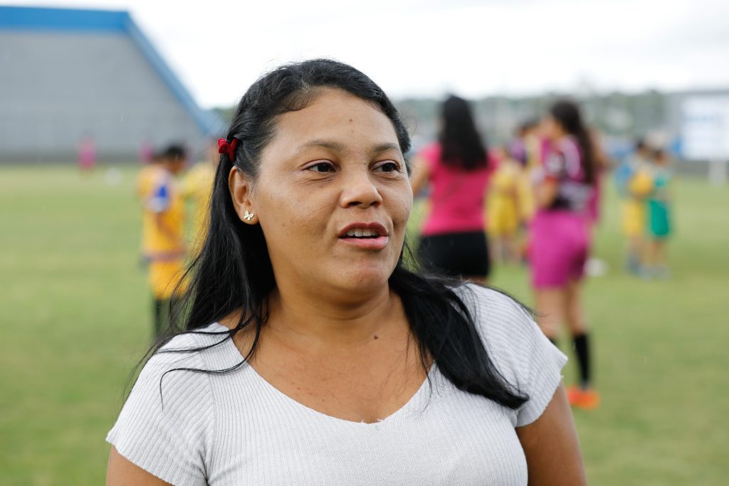 Em Manaus, comunidade esportiva celebra modernização e revitalização do Estádio Carlos Zamith 7 Em Manaus comunidade esportiva celebra modernizacao e revitalizacao do Estadio Carlos Zamith 6 Mae do atleta Jocenilda Costa foto Antonio Lima Secom 1024x683 1