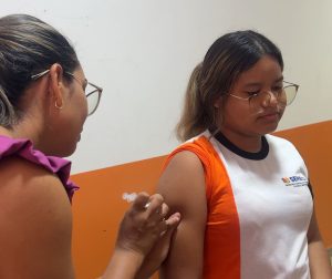 FVS RCP Intensificacao vacinacao nas escolas FOTO Anne Alves FVS RCP 1 300x252 1