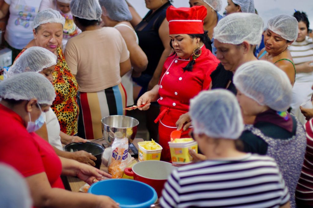 Empreendedorismo: Sejusc promove curso de ‘Bolo no pote’ para mulheres em vulnerabilidade social do Prosamim da Betânia 7 Foto Lincoln Ferreira Sejusc 26 1024x682 1