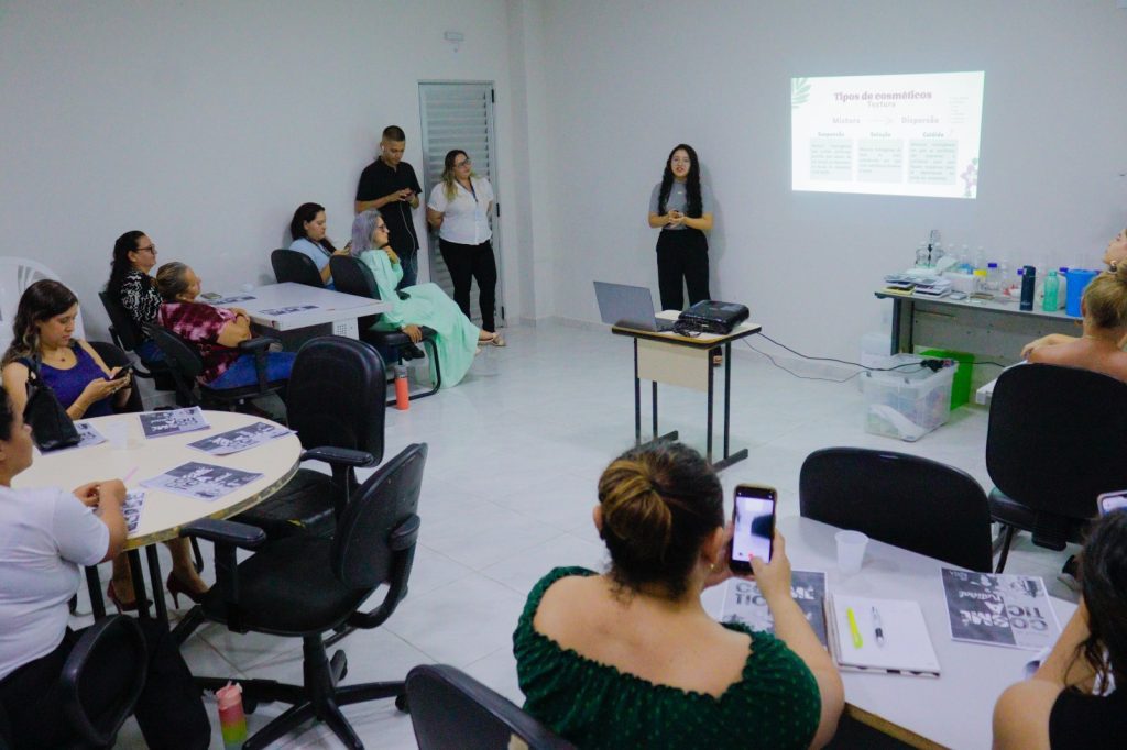 Empreendedorismo: mulheres em vulnerabilidade social iniciam curso de Cosméticos Naturais, por meio de parceria entre Sejusc e UEA 3 Foto Ygson Franca Sejusc 19 1 1024x682 1