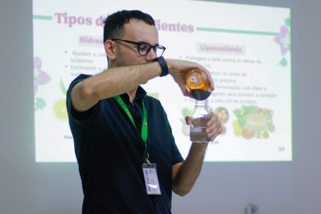 Empreendedorismo: mulheres em vulnerabilidade social iniciam curso de Cosméticos Naturais, por meio de parceria entre Sejusc e UEA 5 Foto Ygson Franca Sejusc 25 1024x682 1