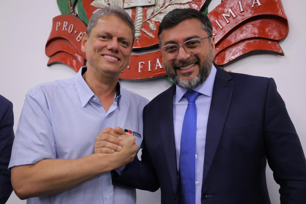 Governadores Wilson Lima, Tarcísio de Freitas e Mauro Mendes reúnem-se com membros da associação que representa secretarias estaduais de Meio Ambiente 5 Governadores Tarcisio de Freitas e Wilson Lima Fotos Diego Peres Secom 1 1024x683 1