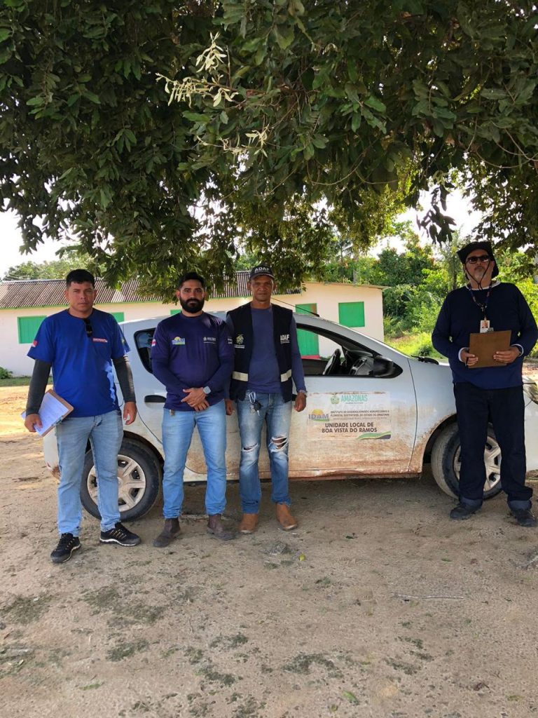 Em Boa Vista do Ramos, ação conjunta monitora lavouras de cacau e cupuaçu contra monilíase 5 Idam visitas Boa Vista do Ramos Foto Divulgacao Idam 768x1024 1