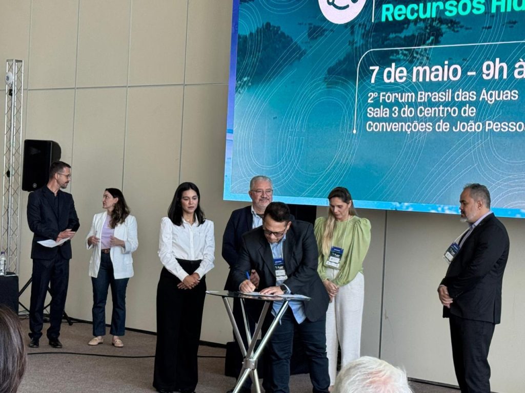 Governo do Amazonas firma acordo com Agência Nacional de Águas para fortalecer gestão dos recursos hídricos 2 Ipaam Representante do Ipaam durante assinatura Foto 2 07 05 2025 1024x768 1