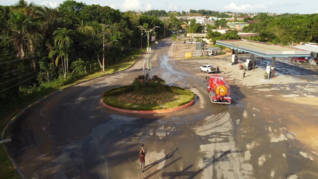 Governador Wilson Lima assina ordem de serviço para início das obras de recuperação do sistema viário de Rio Preto da Eva 3 Obras em Rio Preto da Eva Mauro Neto 2 1024x576 1