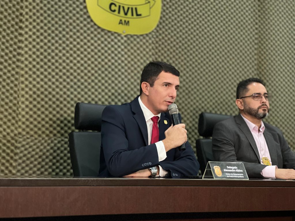 Polícia Civil apreende mais de 200 quilos de cocaína avaliados em R$ 6,3 milhões e prende dupla responsável pelo material 9 PC AM DELEGADO ALESSANDRO ALBINO FOTOS LYANDRA PERES 1024x768 1